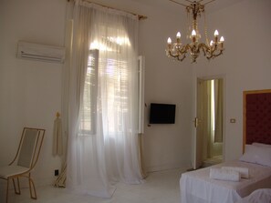 Habitación triple clásica, varias camas, no fumadores | Caja fuerte, cortinas opacas, sistema de insonorización y wifi gratis