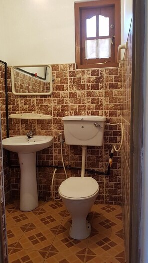 Ducha, artículos de higiene personal gratuitos y toallas