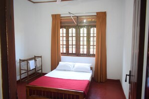 Cortinas opacas, sistema de insonorización, wifi gratis y ropa de cama