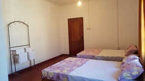 Cortinas opacas, sistema de insonorización, wifi gratis y ropa de cama