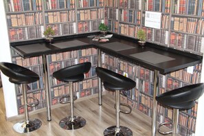 Basic-herbergi - svefnsalur fyrir bæði kyn | Stofa | 55-tommu snjallsjónvarp með stafrænum rásum, Netflix, bækur.