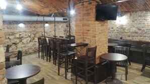 Un ristorante con pareti in mattoni, tavoli e sedie in legno.
