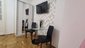 Dobbeltrom – comfort, 1 dobbeltseng, bakgårdsutsikt, 1. etasje | Allergitestet sengetøy, wi-fi (inkludert) og sengetøy