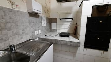Ísskápur, örbylgjuofn, eldavélarhellur, pottar/pönnur/diskar/hnífapör