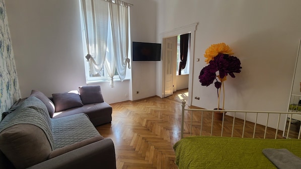 Fjölskylduíbúð | Ofnæmisprófaður sængurfatnaður, ókeypis þráðlaus nettenging, rúmföt