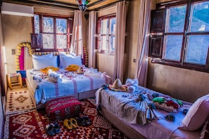 Quarto triplo | Ferros/tábuas de passar roupa, berços grátis, Wi-Fi de cortesia