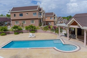 Utendørsbasseng og solsenger