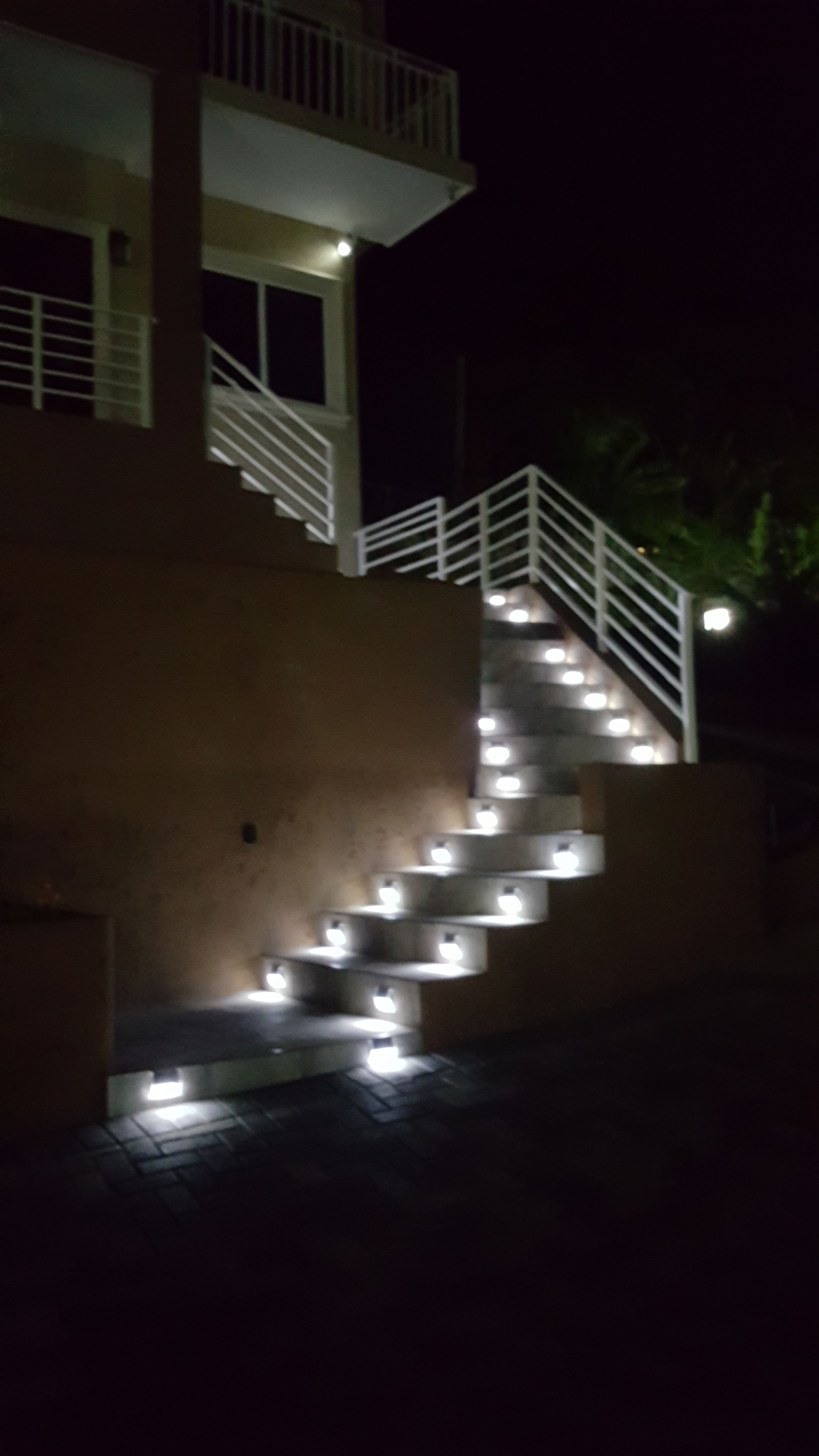 Majoituspaikan julkisivu illalla/yöllä