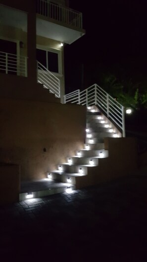 住宿正面 (夜晚)