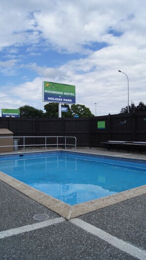 季节性开放的室外游泳池