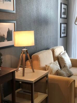 Panoramic Condo, 1 Bedroom | Living room - Cozy Pad in Heart of Makati HiSpeed WiFi (Makati)