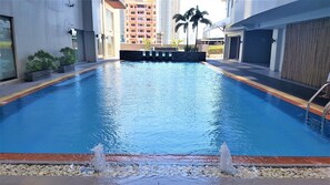 2 outdoor pools - Cozy Pad in Heart of Makati HiSpeed WiFi (Makati)