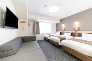 Edredones de plumas, caja fuerte, escritorio y cortinas opacas