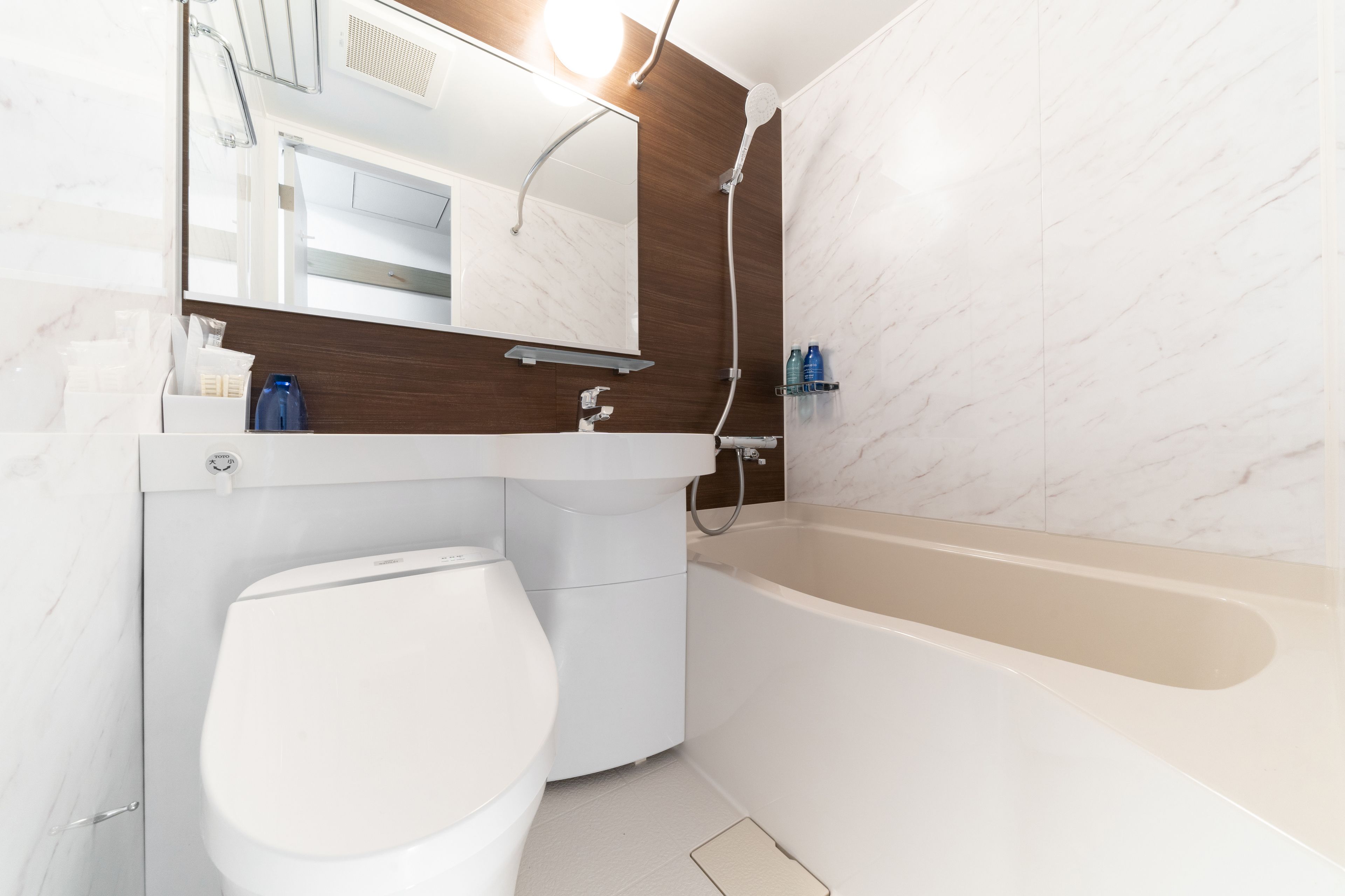 combined shower/bathtub, deep-soaking bathtub, free toiletries