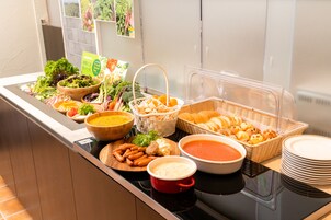 Se ofrece un desayuno bufé (1500 JPY por persona)