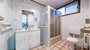 Maison, 3 chambres | Salle de bain | Douche, serviettes fournies