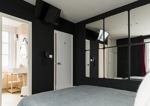 Double Room, Private Bathroom | Free WiFi, bed sheets - Estrella Suites - Hostel (Vigo)