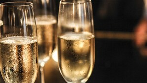 Trois coupes à champagne sur un plateau.