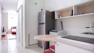 Studio | Private kitchen | Full-size fridge, microwave, stovetop, electric kettle