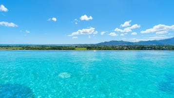 Piscine extérieure, parasols de plage, chaises longues