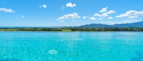 Piscine extérieure, parasols de plage, chaises longues