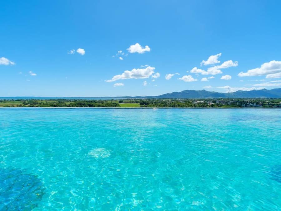 Utendørsbasseng, bassengparasoller og solsenger