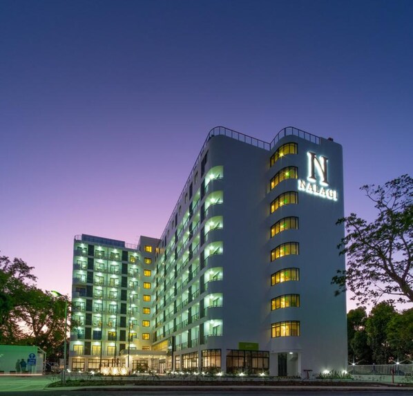 Un hotel de varios pisos con un llamativo letrero con la letra 'N' en la fachada, que indica la marca.