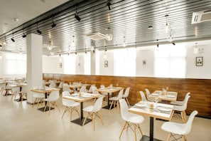 매일 풀 브렉퍼스트 아침 식사 유료