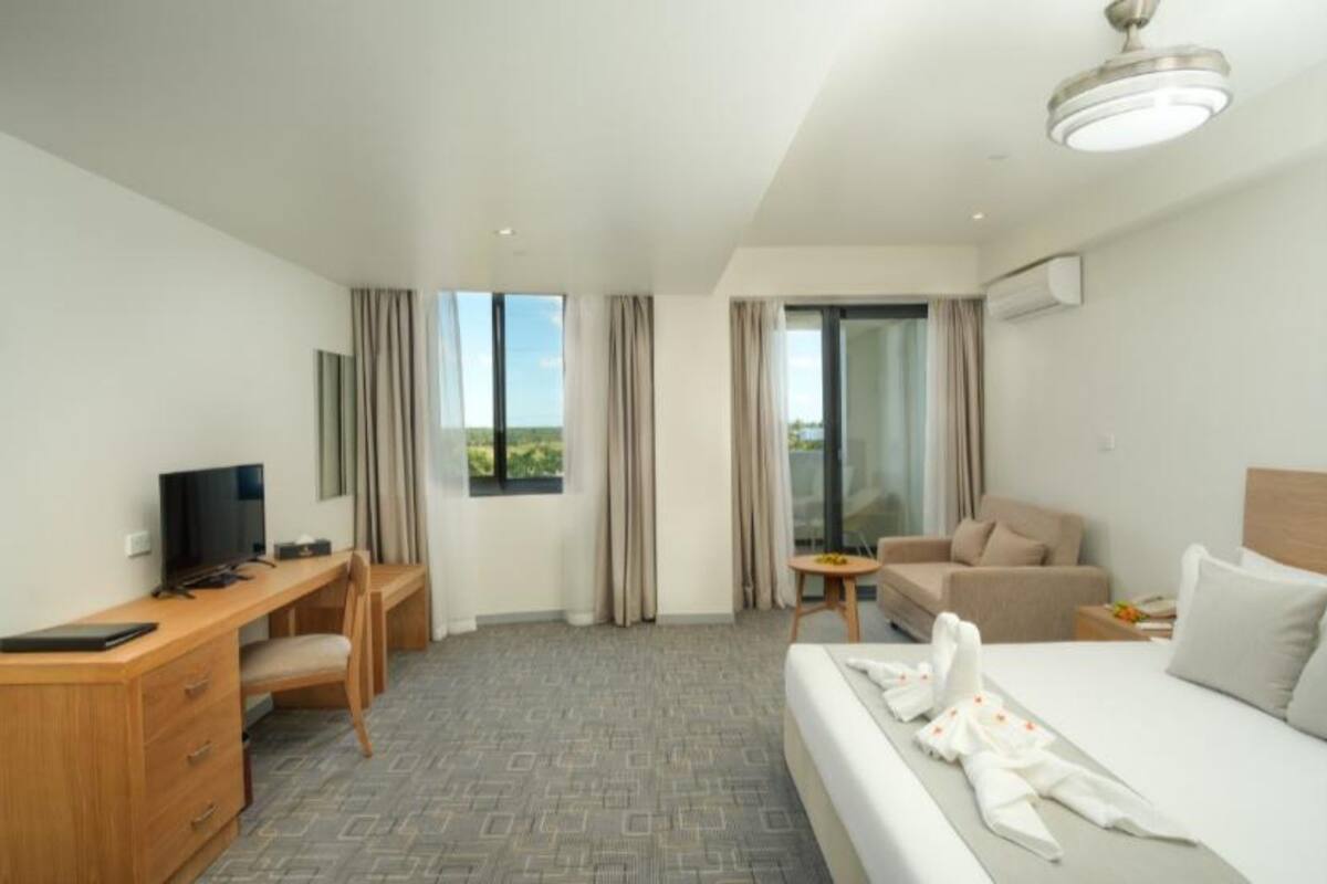 Chambre Double Luxe, salle de bains attenante, vue partielle sur la mer | Vue de la chambre