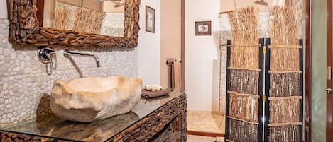 Luxury-Doppelzimmer | Badezimmer | Dusche, kostenlose Toilettenartikel, Haartrockner, Handtücher