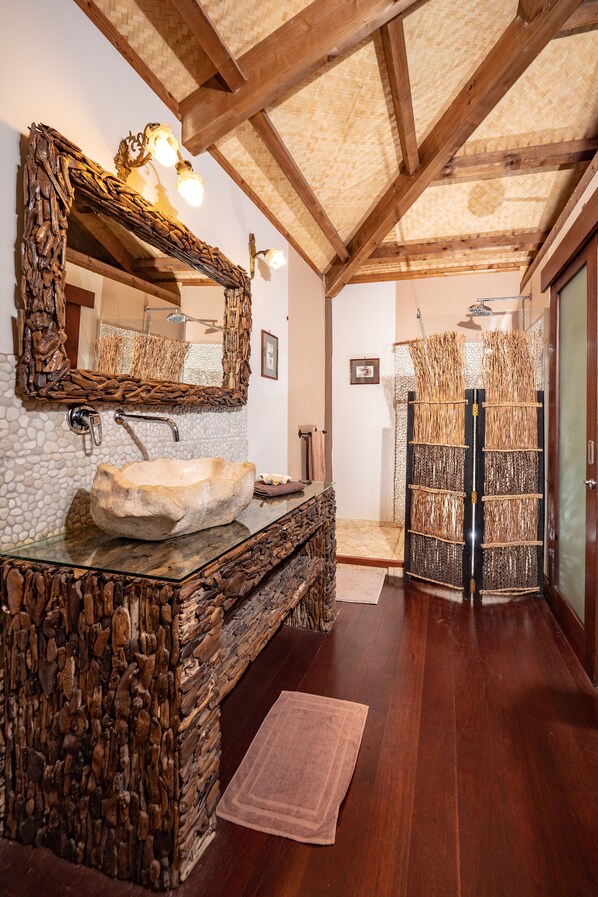 Tropical Bungalow, swimming pool view | Bathroom | Shower, free toiletries, hair dryer, towels - Les cases de Plum (Le Mont-Dore)