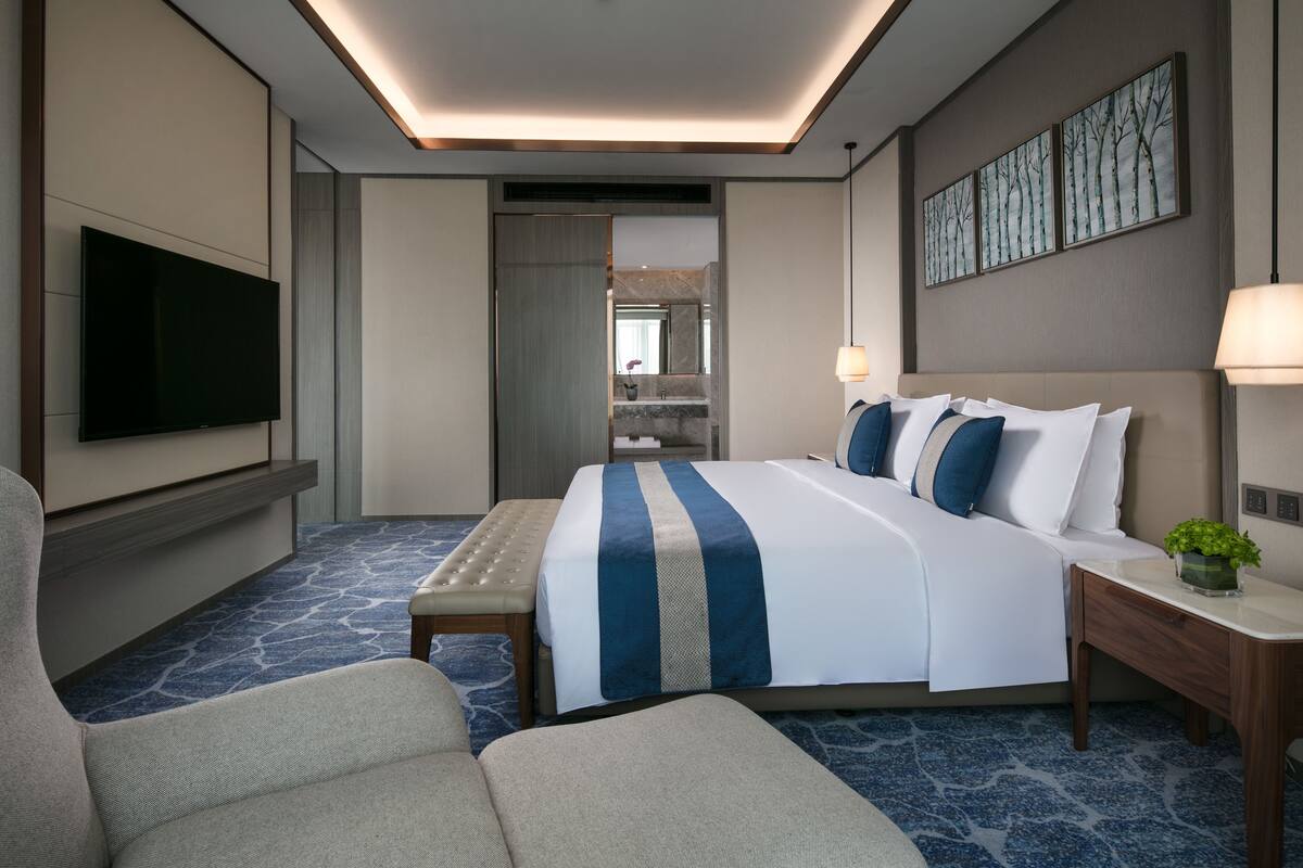 Design Suite | Minibar, desk, blackout drapes, iron/ironing board (on request)