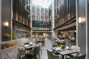 Hi ha 2 restaurants amb esmorzars