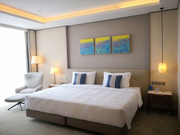 غرفة تننفيذية مزدوجة | ميني بار ومكتب وستائر تعتيم ومكواة/لوح كي