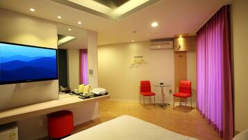 Double Room | Blackout drapes, free WiFi