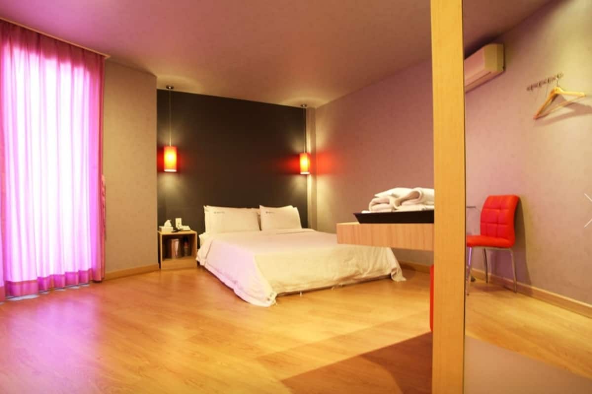 Double Room | Blackout drapes, WiFi (free)