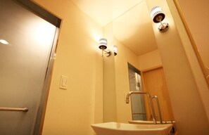 Korean Traditional Room | Bathroom shower - We Motel (Pyeongchang)