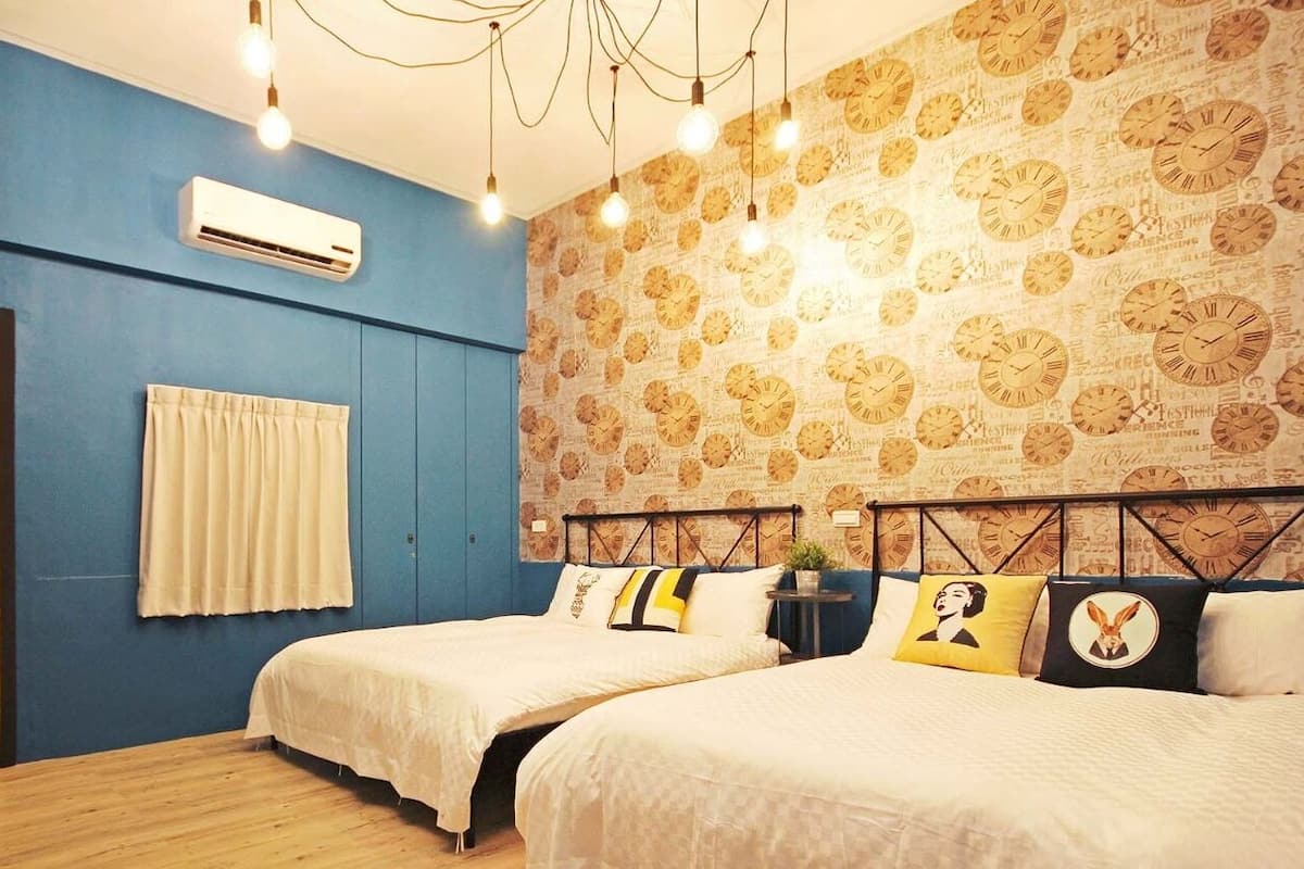 1 bedroom, desk, blackout curtains, soundproofing