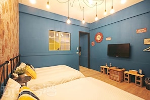 1 bedroom, desk, blackout curtains, soundproofing