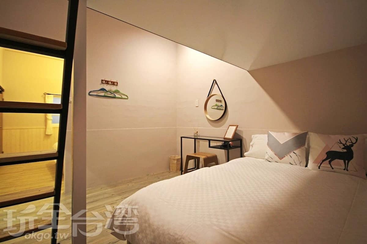 1 bedroom, desk, blackout curtains, soundproofing