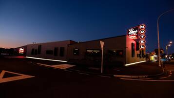 المنشأة من الخارج