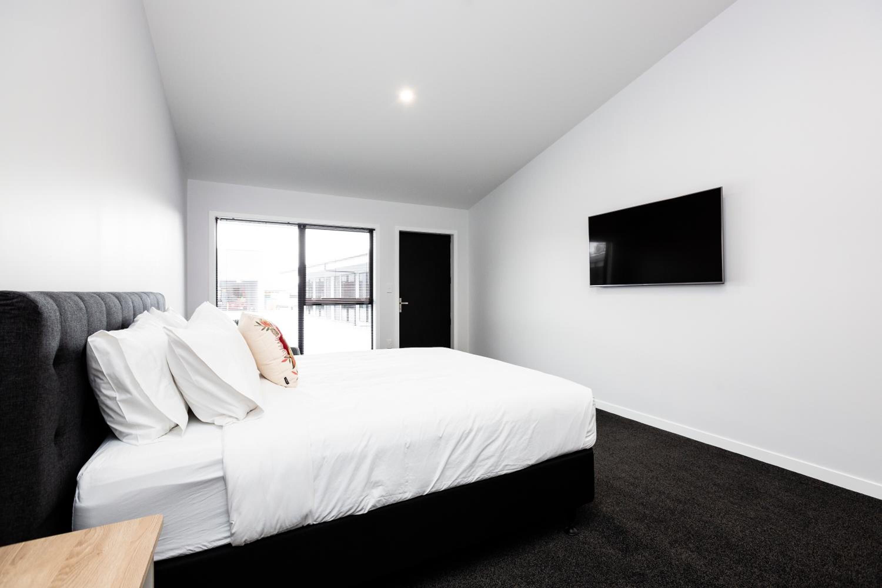 Bộ đồ giường cao cấp, nệm có lớp đệm bông, bàn, phòng cách âm 