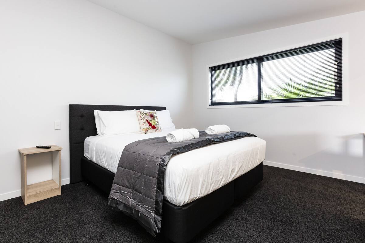 Family Room, Kitchenette | Premium bedding, pillowtop beds, desk, soundproofing