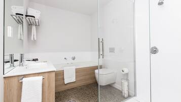 Family Room, Kitchenette | Bathroom | Hair dryer, towels