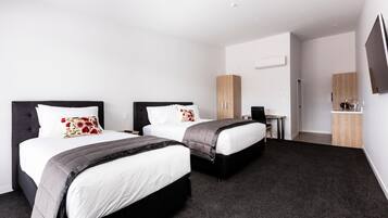 أغطية فراش متميزة وأسرّة بطبقة علوية مريحة ومكتب وتجهيزات عازلة للصوت