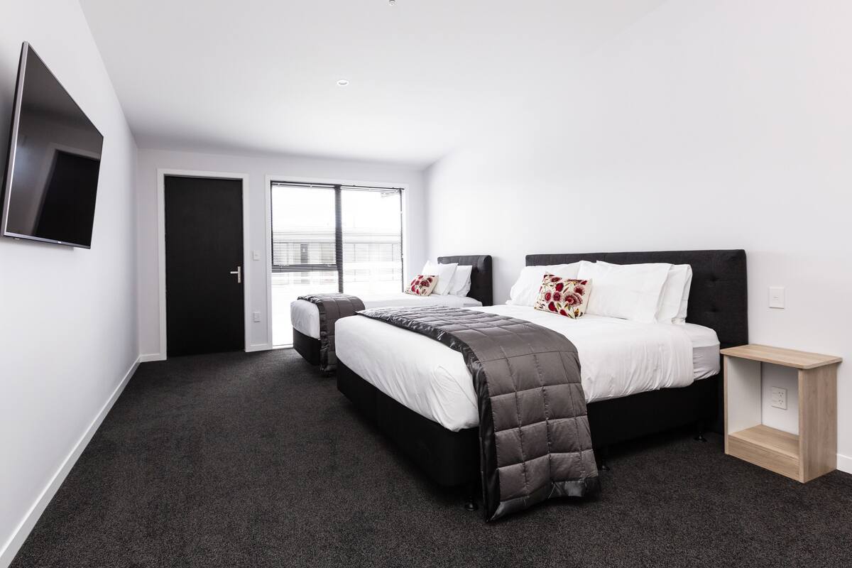Studio, Multiple Beds, Kitchenette | Premium bedding, pillowtop beds, desk, soundproofing
