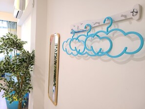 4F海闊天空四人房 | 書桌、隔音、免費無線上網、床單