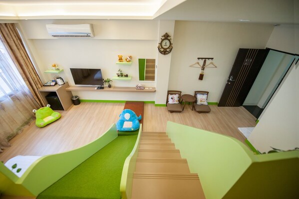 2F溜滑梯親子四人房 | 書桌、隔音、免��費無線上網、床單
