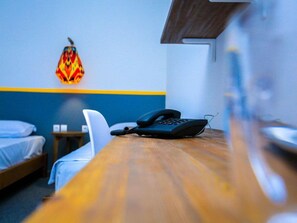 Habitació amb dos llits individuals econòmica | Escriptori, planxa i posts de planxar, wifi gratuïta i roba de llit 