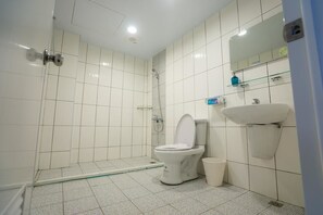Habitación doble estándar (201) | Baño | Amenidades de baño gratuitas, secadora de cabello, pantuflas, toallas 